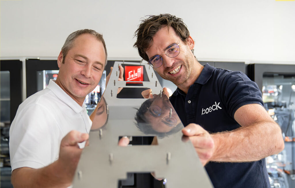 Martin Schnell und Jochen Böck mit entgratetem Automatenverkleidungsblech