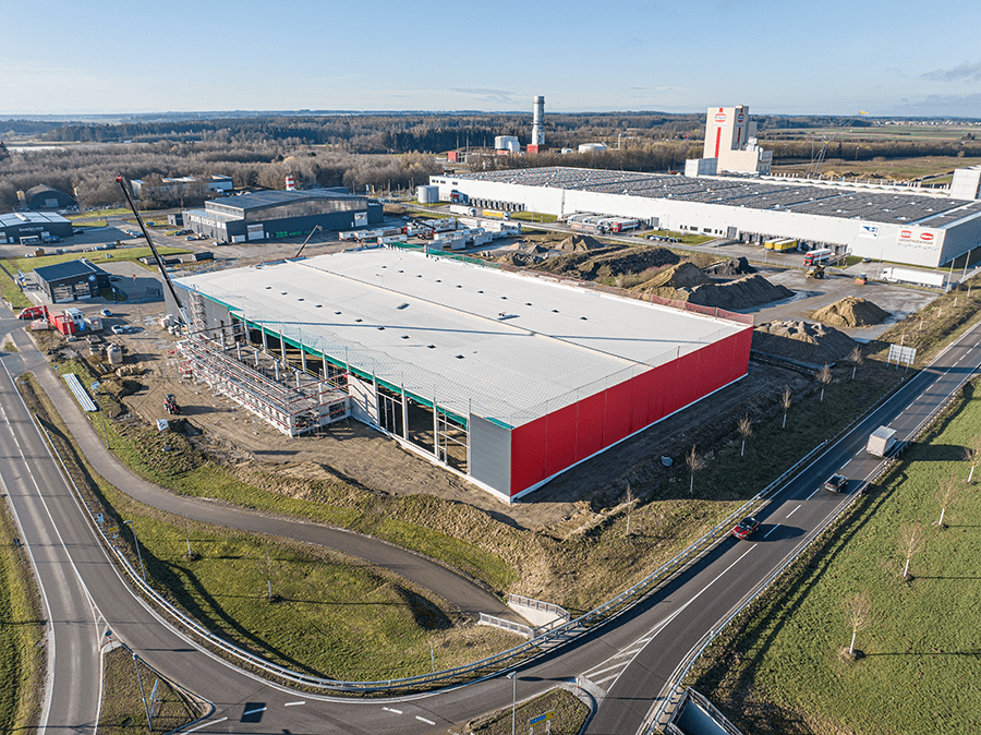 Erste Verkleidungsbleche sind angebracht - Das Bürogebäude wächst weiter