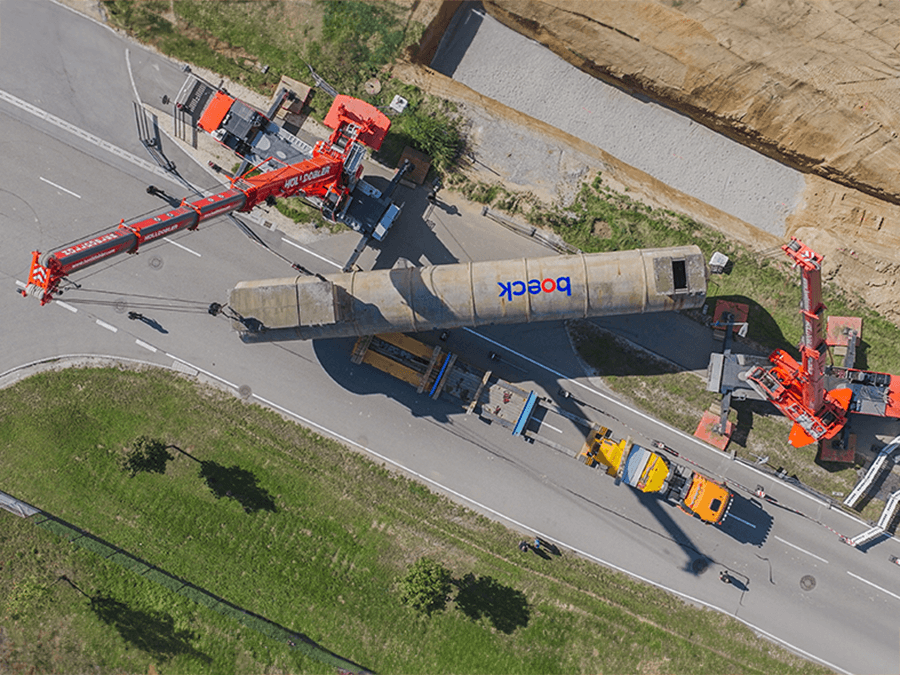 Ein Löschwassertank wird von zwei schweren Mobilkränen eingesetzt