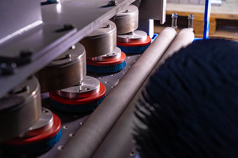 Die Weber TTSC der Firma RK Metalltechnik nutzt ein Walzen- und Telleraggregat für das Verrunden ihrer Bauteile.