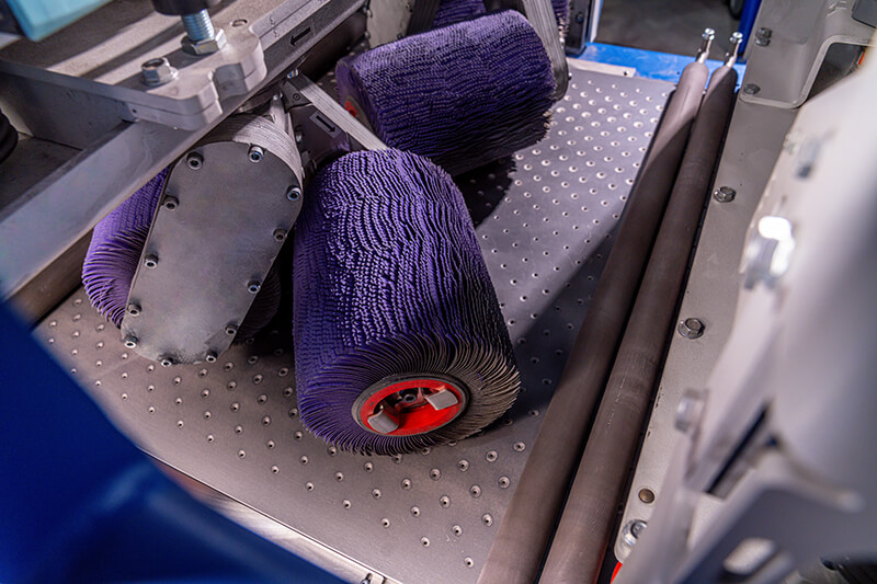 Die Engratwalzen der PURPLE Edition sorgen dank scharfen Keramikkorn für höchste Kantenverrundungen in kürzester Zeit.