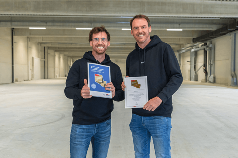 Marc und Jochen Böck mit der Urkunde zum Wchstumschampion 2024